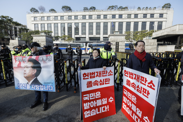 국민의힘 김정재(가운데), 조승환(오른쪽) 의원이 11일 헌법재판소 앞에서 헌재의 