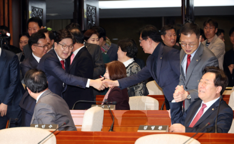 중도 의식? 갑론을박 끝 온건 노선 택한 與…몸사리기 비판도