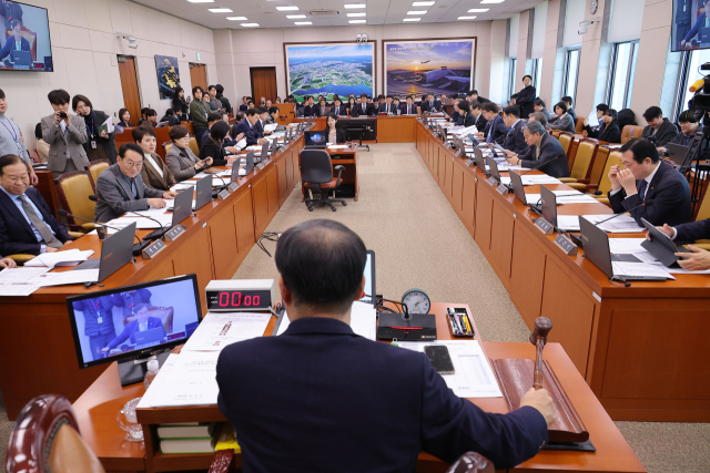 지난달 18일 국회에서 열린 국토교통위원회 전체회의에서 맹성규 위원장이 의사봉을 두드리고 있다. 연합뉴스