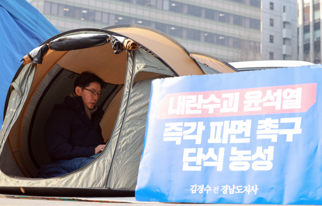 김경수 전 경남도지사가 10일 서울 종로구 경복궁역 인근에서 윤석열 대통령 파면을 촉구하며 단식 농성하고 있다. 연합뉴스