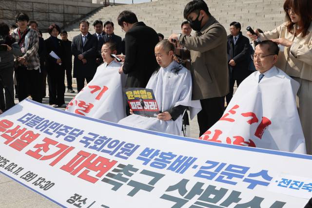 11일 서울 여의도 국회 본청 앞 계단에서 더불어민주당 전진숙(왼쪽부터), 박홍배, 김문수 의원이 윤석열 대통령 조기파면 등을 촉구하며 삭발하고 있다. 연합뉴스