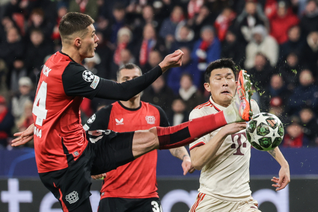 바이에른 뮌헨의 김민재가 12일 독일 레버쿠젠의 바이 아레나에서 열린 UEFA UCL 16강 2차전에 출전해 레버쿠젠의 패트릭 쉬크와 공을 다투고 있다. 연합뉴스