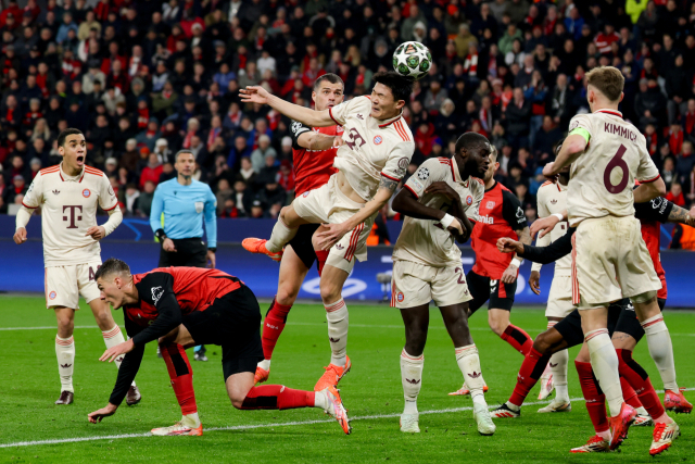 바이에른 뮌헨의 김민재가 12일 독일 레버쿠젠의 바이 아레나에서 열린 UEFA UCL 16강 2차전에 출전해 레버쿠젠의 크로스를 헤더로 걷어내고 있다. 연합뉴스