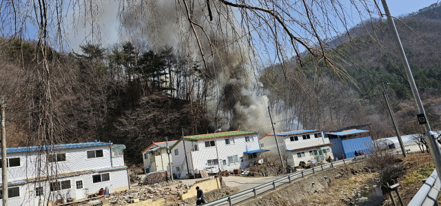 12일 오전 11시 37분쯤 경북 청송군 안덕면 노래리 659 일원에서 산불이 발생했다. 산림청 제공