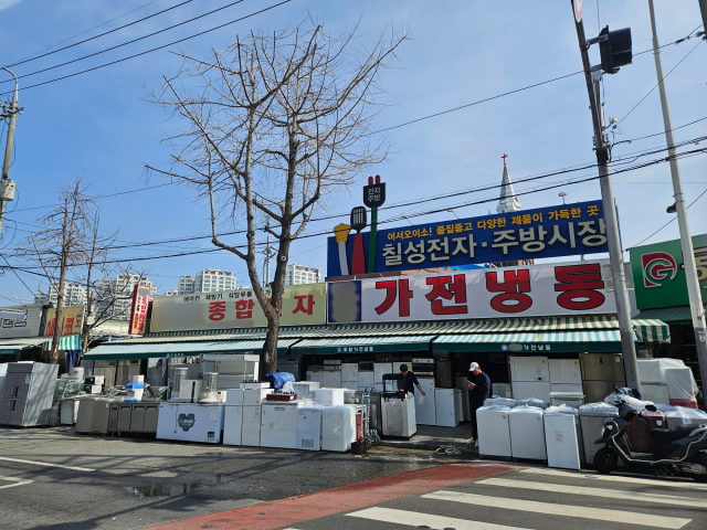 외식업 경기 침체 여파로 업소용 가전제품 및 식당 비품 등 관련 품목을 취급하는 업체들의 시름도 깊어지고 있다. 12일 오전 대구 북구 칠성전자주방시장 입구 풍경. 윤정훈 기자