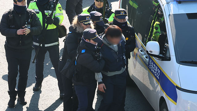 4일 서울 용산구 한남동 대통령 관저 인근에서 집회신고 구간 행진을 시도하다 가로막히자 경찰과 몸싸움을 벌인 민주노총 한 조합원이 연행되고 있다. 연합뉴스