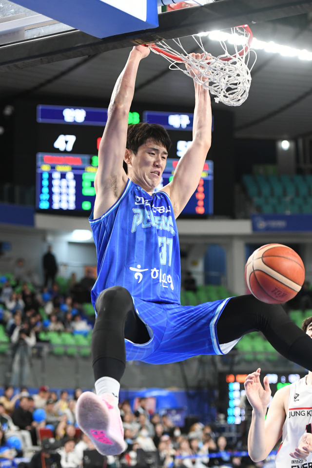 대구 한국가스공사 페가수스의 김준일이 12일 대구체육관에서 열린 KBL 2024-2025시즌 5라운드 안양 정관장 레드부스터스와의 경기 도중 속공 상황에서 덩크를 터뜨리고 있다. KBL 제공