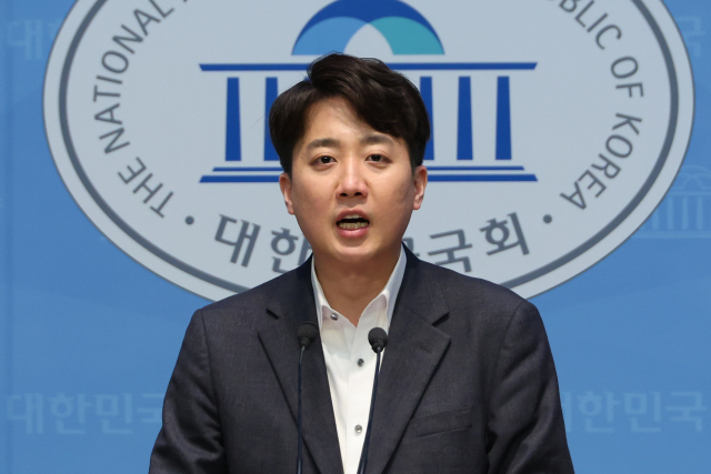 개혁신당 이준석 의원이 11일 서울 여의도 국회 소통관에서 고위공직자법죄수사처 폐지법 발의 취지를 설명하고 있다. 연합뉴스