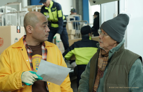 일상적으로 받는 택배가 '펑'…연쇄 폭탄 테러에 맞서는 사람들