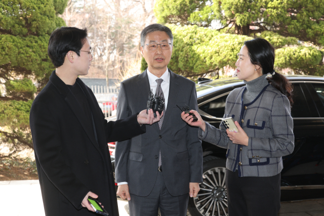 헌법재판소가 최재해 감사원장에 대한 국회의 탄핵소추를 기각한 13일 서울 종로구 감사원으로 최 감사원장이 업무복귀를 위해 출근하며 입장을 말하고 있다. 연합뉴스