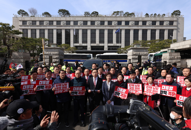 김기현, 추경호, 나경원 의원을 비롯한 국민의힘 의원들이 13일 서울 종로구 헌법재판소 앞에서 감사원장 및 검사 탄핵심판 선고 관련 입장을 밝히고 있다. 헌법재판소는 이날 최재해 감사원장과 이창수 서울중앙지검장 등 검사 3인에 대한 국회의 탄핵소추를 기각했다. 연합뉴스