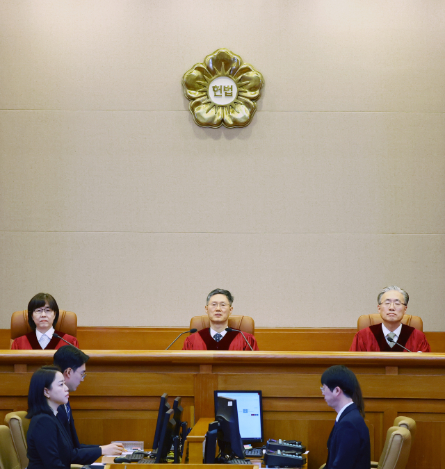 이창수 중앙지검장 등 검사 3인 및 최재해 감사원장에 대한 탄핵심판 선고가 열린 13일 서울 종로구 헌법재판소에서 문형배 헌법재판소장 권한대행을 비롯한 헌법재판관들이 자리하고 있다. 연합뉴스