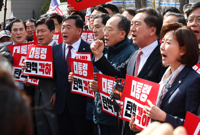 김기현, 추경호, 나경원 의원을 비롯한 국민의힘 의원들이 13일 서울 종로구 헌법재판소 앞에서 열린 감사원장 및 검사 탄핵심판 선고 관련 입장발표 기자회견에서 윤석열 대통령 탄핵 각하를 촉구하는 구호를 외치고 있다.연합뉴스