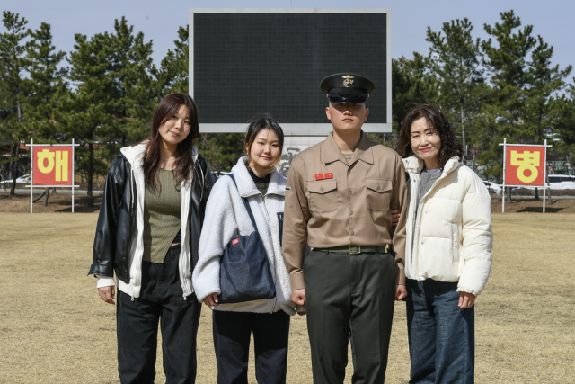 13일 해병대 교육훈련단에서 열린 해병 1314기 수료식에서 홍콩 영주권자임에도 불구하고 자원입대한 이명재 이병이 가족과 함께 기념사진을 촬영하고 있다. 해병대 교육훈련단 제공.