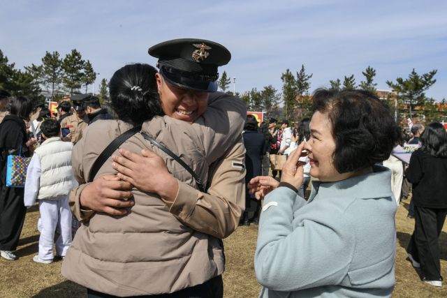 13일 해병대 교육훈련단에서 열린 해병 1314기 수료식에서 신병들이 가족과 수료의 기쁨을 나누고 있다. 해병대 교육훈련단 제공.