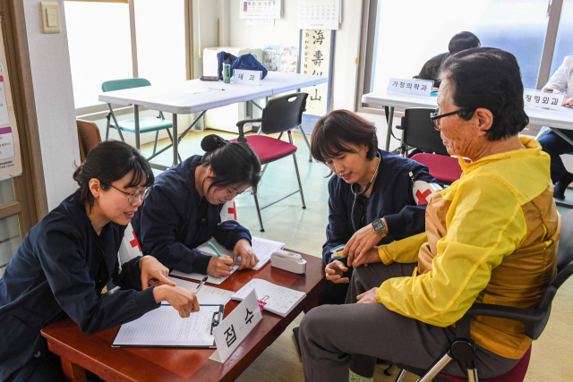 13일 해병대 1사단 의무근무대가 포항시 남구 장기면 수성리에 위치한 성황마을회관에서 지역주민 대상으로 대민의료지원을 실시하고 있다. 해병대 1사단 제공.