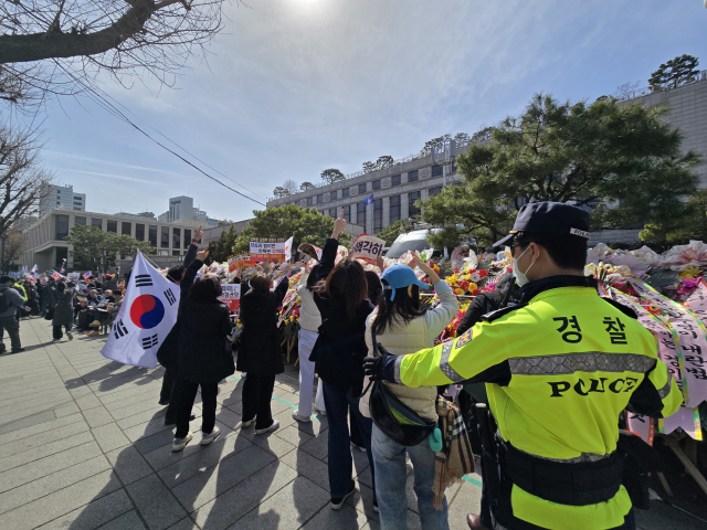 13일 오후 서울 종로구 헌법재판소 정문 인근에서 보수 진영의 시민들이 윤석열 대통령 탄핵 각하·기각을 촉구하고 있다. 박성현 기자