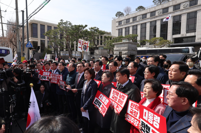 김기현, 추경호, 나경원 의원을 비롯한 국민의힘 의원들이 13일 서울 종로구 헌법재판소 앞에서 감사원장 및 검사 탄핵심판 선고 관련 입장을 밝히고 있다. 헌법재판소는 이날 최재해 감사원장과 이창수 서울중앙지검장 등 검사 3인에 대한 국회의 탄핵소추를 기각했다. 연합뉴스