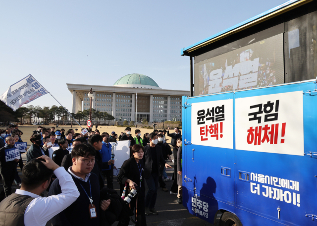 윤석열 대통령 파면 촉구 도보 행진에 참여한 더불어민주당 의원들이 13일 서울 여의도 국회에서 광화문을 향해 출발하고 있다. 연합뉴스