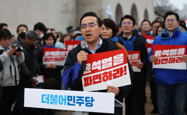 윤석열 대통령 파면 촉구 도보행진에 참가한 더불어민주당 박홍근 의원이 12일 서울 종로구 광화문에 도착해 기자회견을 하고 있다. 연합뉴스