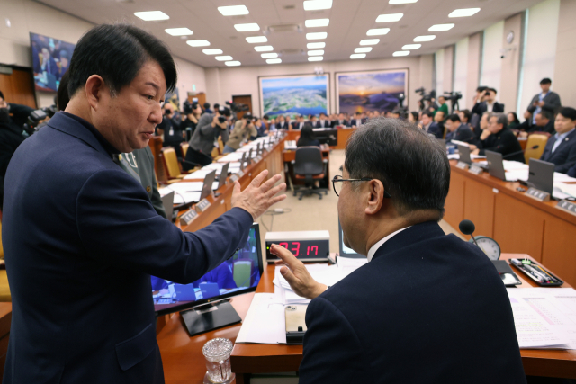 13일 국회에서 열린 국토교통위원회 전체회의에서 대도시권 광역교통 관리에 관한 특별법 일부개정법률안 상정과 관련 권영진 여당 간사가 퇴장하기 앞서 맹성규 위원장과 대화하고 있다. 연합뉴스