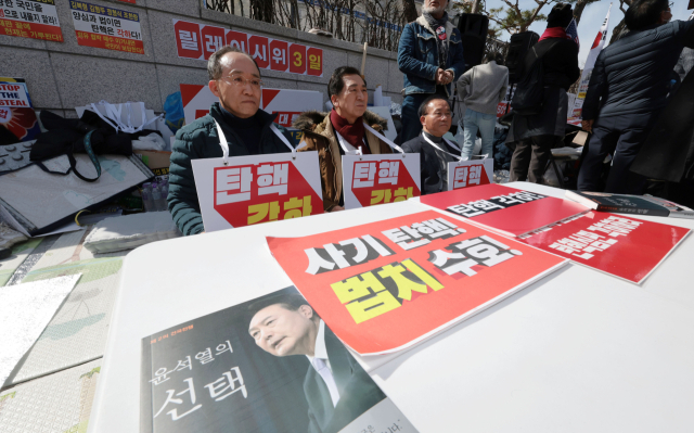 국민의힘 추경호(왼쪽부터), 김기현, 윤재옥 의원이 13일 서울 종로구 헌법재판소 앞에서 윤석열 대통령 탄핵 각하 촉구 릴레이 시위를 하고 있다. 연합뉴스