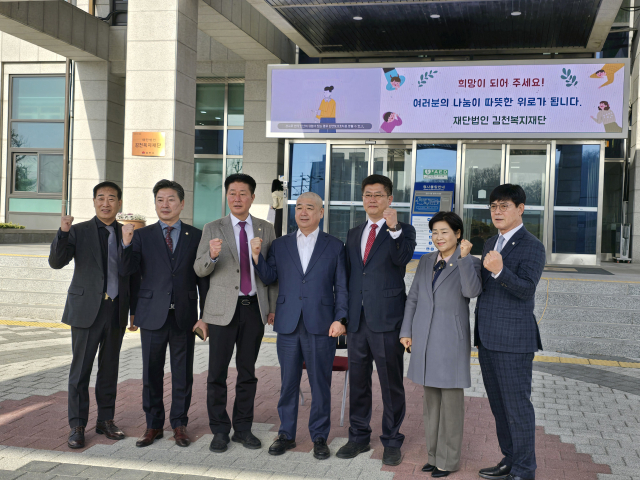 나영민 김천시의회 의장이 윤석열 대통령의 탄핵을 반대한다며 김천시청 현관에서 삭발했다. 독자제공