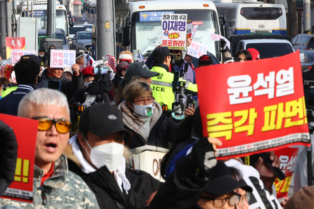 13일 서울 종로구 헌법재판소 앞에서 윤석열 대통령 탄핵 찬반 집회가 열리고 있다. 연합뉴스