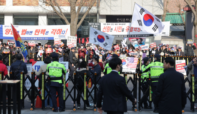 11일 서울 종로구 헌법재판소 앞에서 윤석열 대통령 지지자들이 탄핵 반대 집회를 하고 있다. 연합뉴스