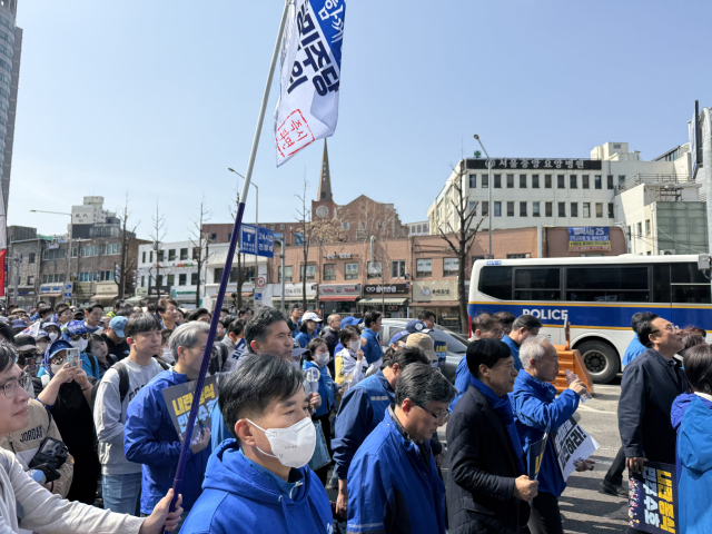 더불어민주당 의원, 당직자, 보좌진 등이 15일 국회에서 광화문으로 윤석열 대통령 파면 촉구 거리 행진을 하고 있다.