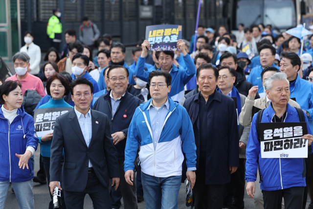 박찬대 더불어민주당 원내대표 및 의원들이 15일 국회에서 윤석열 대통령 파면 촉구 도보 행진을 시작해 광화문광장 인근에 도착하고 있다. 연합뉴스