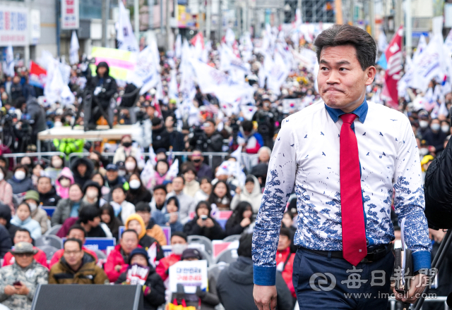 전한길 한국사 강사가 15일 구미역 앞 역전로 일대에서 세이브코리아 주최로 열린 국가비상기도회에서 무대에 오르고 있다. 안성완 기자 asw0727@imaeil.com