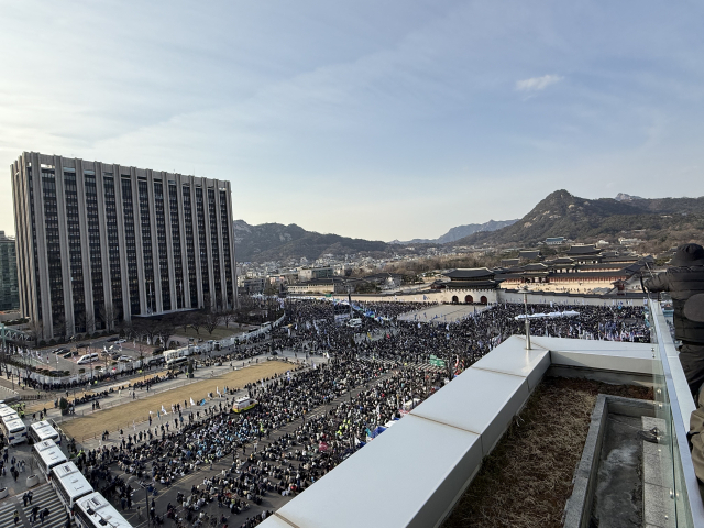 15일 서울 종로구 경복궁 동십자각에서 