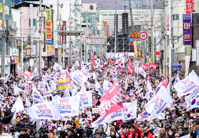 22일 구미역 앞 역전로 일대에서 세이브코리아가 주최한 국가비상기도회에서 참석자들이 윤석열 탄핵 반대를 외치며 태극기를 흔들고 있다. 안성완 기자 asw0727@imaeil.com