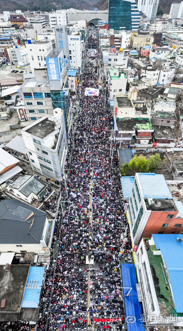 22일 구미역 앞 역전로 일대에서 세이브코리아가 주최한 국가비상기도회에서 참석자들이 윤석열 탄핵 반대를 외치며 태극기를 흔들고 있다. 안성완 기자 asw0727@imaeil.com