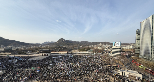 15일 서울 종로구 경복궁 동십자각에서 