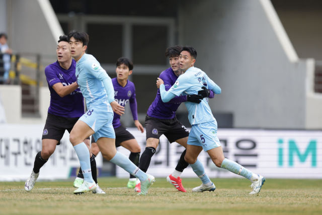 대구FC 선수들과 FC안양 선수들이 치열한 몸싸움을 벌이고 있다. 한국프로축구연맹 제공