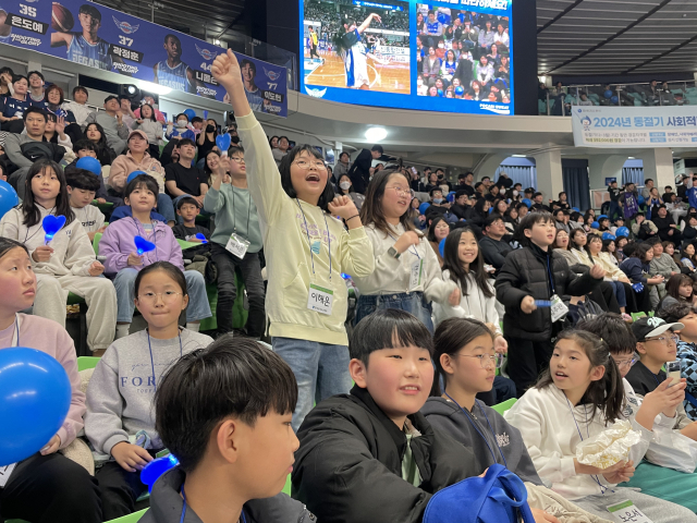 대구 달성군 지역 청소년 50명이 지난 15일 대구체육관에서 열린 농구경기를 관람하며 응원하고 있다. 달성군청소년센터 제공.