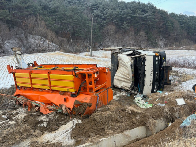 사고 제설차량이 논바닥에 전복 돼 있다. 봉화소방서 제공