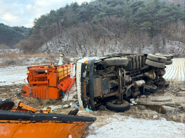 사고 제설차량이 논바닥에 전복 돼 있다. 봉화소방서 제공