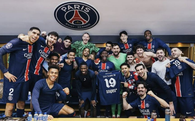 PSG 선수들이 17일 프랑스 파리의 파르크 데 프랭스에서 열린 2024-2025 리그1 26라운드 마르세유와의 경기를 승리로 이끈 뒤 라커룸에 모여 이강인의 유니폼을 들고 기념 사진을 찍고 있다. 연합뉴스