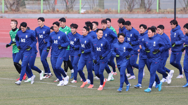 한국 남자축구 대표팀 선수들이 17일 고양종합운동장에서 3월 A매치 대비 첫 훈련을 하고 있다. 대표팀은 20일 오후 8시 고양종합운동장에서 오만을 상대로 2026 북중미 월드컵 아시아지역 3차 예선 7차전을 치르고, 25일에는 수원월드컵경기장에서 요르단과 예선 8차전을 펼친다. 연합뉴스