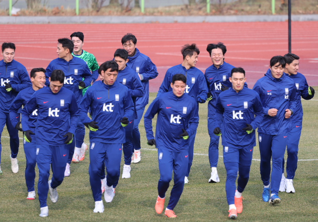 한국 남자축구 대표팀 선수들이 17일 고양종합운동장에서 3월 A매치 대비 첫 훈련을 하고 있다. 대표팀은 20일 오후 8시 고양종합운동장에서 오만을 상대로 2026 북중미 월드컵 아시아지역 3차 예선 7차전을 치르고, 25일에는 수원월드컵경기장에서 요르단과 예선 8차전을 펼친다. 연합뉴스