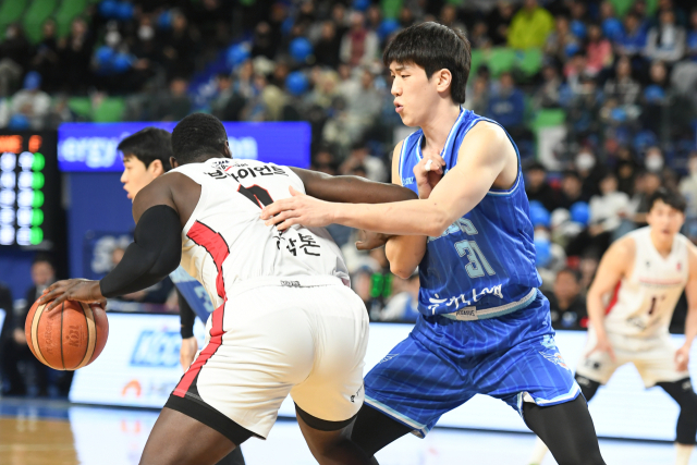 대구 한국가스공사 페가수스의 김준일이 17일 대구체육관에서 열린 2024-2025 KBL 안양 정관장 레드부스터스와의 경기에 출전, 정관장의 조니 오브라이언트를 수비하고 있다. KBL 제공