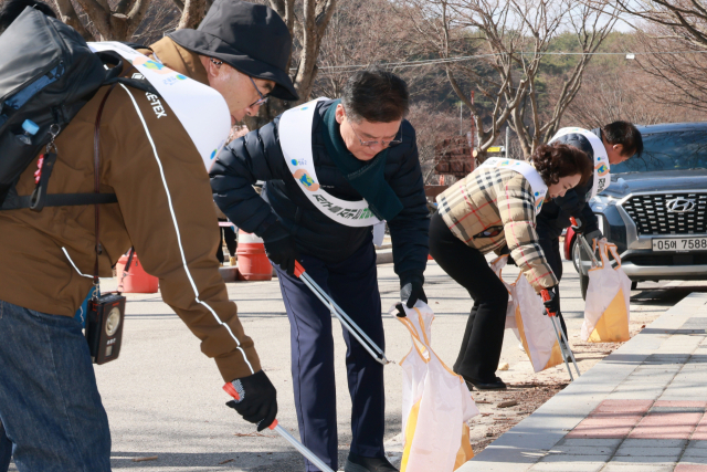 17일 청송군 지질해설사들이 주왕산국립공원에서 실시한 플로깅 행사에 청송군의회도 참석해 쓰레기를 줍는 등 환경정비에 앞장섰다. 청송군 제공