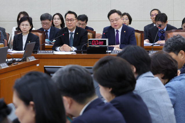 조규홍 보건복지부 장관이 18일 국회 보건복지위원회 전체회의에서 의사 정원을 정부 직속 의료인력수급추계위원회(추계위)에서 심의하는 것을 골자로 하는 보건의료기본법 개정안에 대한 질의에 답하고 있다. 연합뉴스