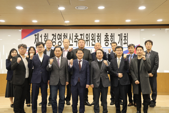 18일 한국도로공사서비스 경영혁신추진위원회 관계자들이 기념촬영을 하고 있다. 한국도로공사서비스 제공