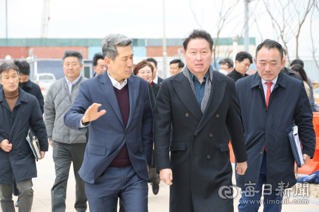 최태원 대한상의 회장과 이강덕 포항시장이 영일만항을 둘러보며 지역 현안에 관한 이야기를 나누고 있다. 포항시 제공