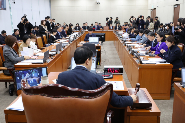 18일 국회 보건복지위원회 전체회의에서 박주민 위원장이 의사 정원을 정부 직속 의료인력수급추계위원회(추계위)에서 심의하는 것을 골자로 하는 보건의료기본법 개정안 등 안건을 상정하고 있다. 연합뉴스