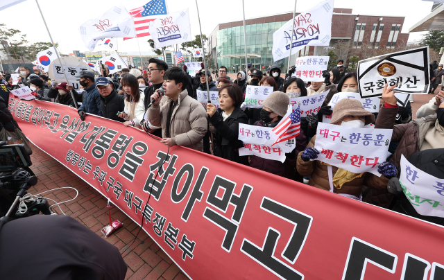 18일 대구 북구 경북대학교에서 국민의힘 한동훈 전 대표의 청년 토크쇼가 예정된 가운데 행동하는 우파 구국 대구투쟁본부가 한 전 대표를 규탄하는 기자회견을 열고 있다. 연합뉴스